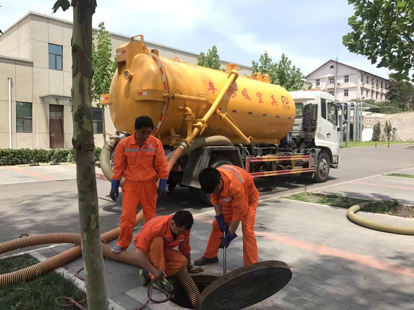 乐业管道疏通车停在窨井附近