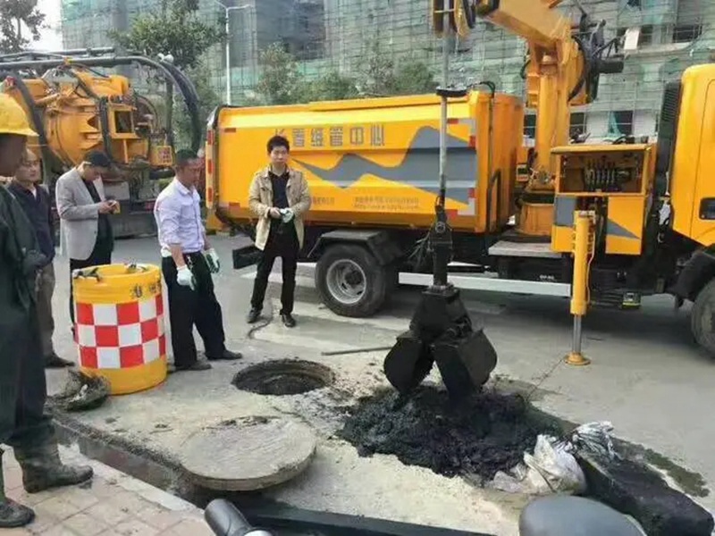 乐业街道：网格员化身“清道夫”，为民解忧疏通“堵心”化粪池