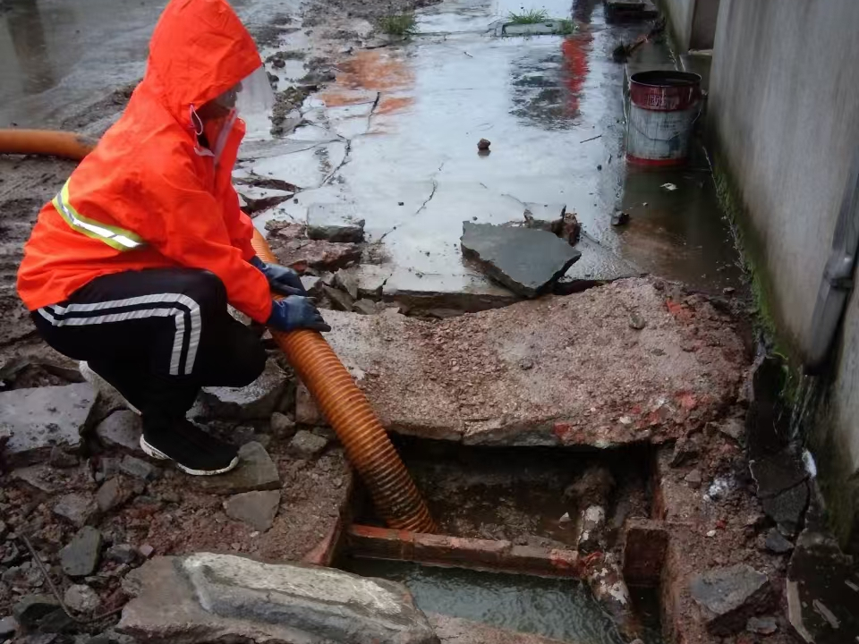 乐业专业清理污水池 炜誉市政以规范流程守护城市 “肠道”