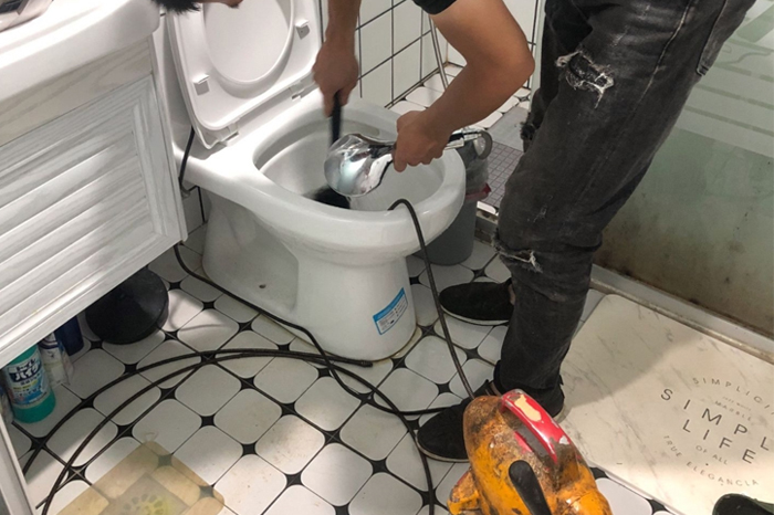 乐业马桶堵塞自己疏通还是找师傅？专业上门服务让你省时更省心